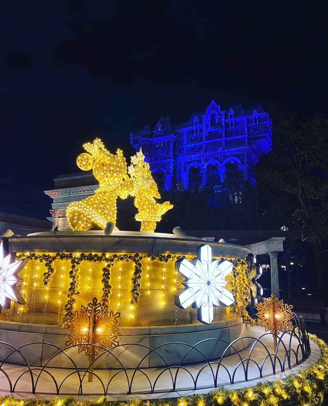 安室奈美恵　ファンアカウントさんのインスタグラム写真 - (安室奈美恵　ファンアカウントInstagram)「ディズニーシー🎄🔔‧✧̣̥̇‧✦‧✧̣̥̇‧✦‧✧̣̥̇‧ めちゃくちゃ綺麗だった😍  #ディズニーシー  #Disney  #タピオカ #Xmas」11月16日 22時51分 - shizuka1119214