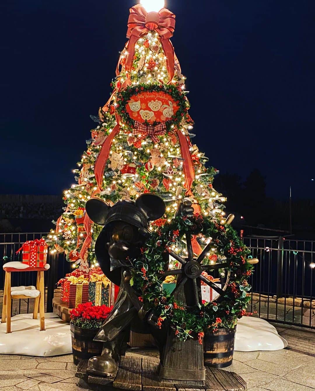安室奈美恵　ファンアカウントさんのインスタグラム写真 - (安室奈美恵　ファンアカウントInstagram)「ディズニーシー🎄🔔‧✧̣̥̇‧✦‧✧̣̥̇‧✦‧✧̣̥̇‧ めちゃくちゃ綺麗だった😍  #ディズニーシー  #Disney  #タピオカ #Xmas」11月16日 22時51分 - shizuka1119214