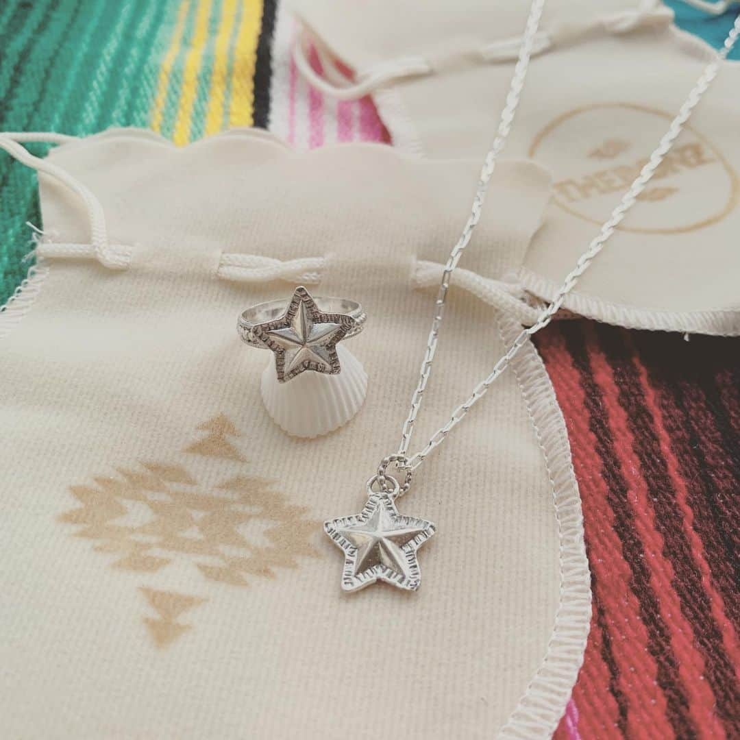 the_thebonz20さんのインスタグラム写真 - (the_thebonz20Instagram)「barnstar ring & necklace  ずっと作りたかったものを形に⭐️ 一つ一つ手作りで星型チャームを仕上げていきます🤩 明日の @mybeachjp へ1点づつ持っていきます🥰  sterling silver 製品はオリジナルオルテガ柄巾着へお入れします😉  #コンチョリング#コンチョ#ナバホ族#インディアンジュエリー#ナバホ#ナバホジュエリー#彫金#ハンドメイド#ツイストリング#ボールリング#シルバーアクセサリー#シルバーリング#silver950#ターコイズリング」11月16日 23時01分 - thebonz20