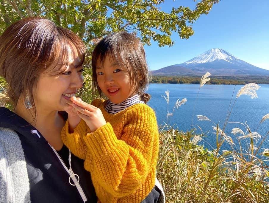 高橋有紀子さんのインスタグラム写真 - (高橋有紀子Instagram)「* The best CAMP ever🏕‼︎‼︎‼︎ * 1年ぶりのキャンプは雲一つない本栖湖で🗻✨ * * 大人たちが真剣に絵を描いたり、 写真を撮り忘れるほど美味しすぎる 本気のキャンプ飯作ってもらったり、 満月の下でサウナテントで癒されたり、 本当に最高のキャンプでした🏕💫 * * @sugirou , @masato4649 , @ayaca_hida ,  @yoichi_narita , @tatsuronakazono  いつもありがとうございます🙏🏽♥️ * #camping #camp #outdoor #snowpeak  #キャンプ #アウトドア #富士山 #本栖湖 #浩庵キャンプ場 #紅葉 #焚き火 #自然が好き #2019_11_12」11月16日 22時56分 - yukko816