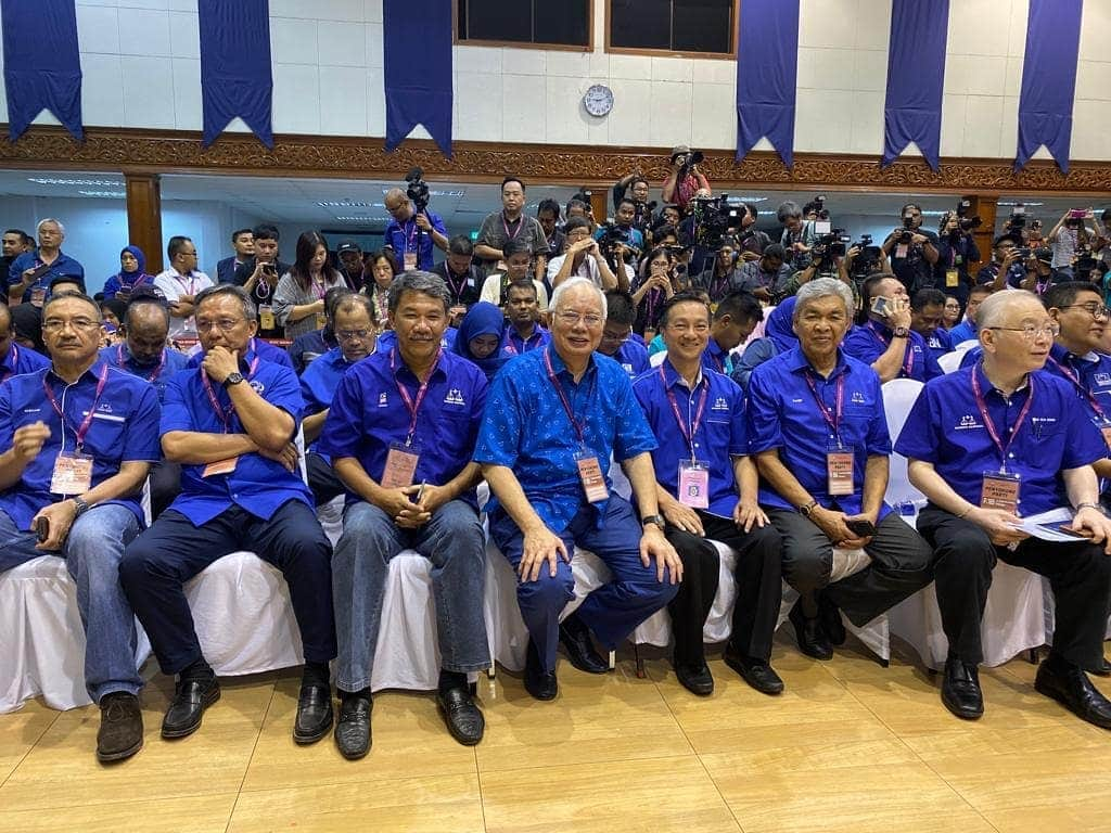 ナジブ・ラザクさんのインスタグラム写真 - (ナジブ・ラザクInstagram)「Team Barisan Nasional 👍🏼」11月16日 22時59分 - najib_razak