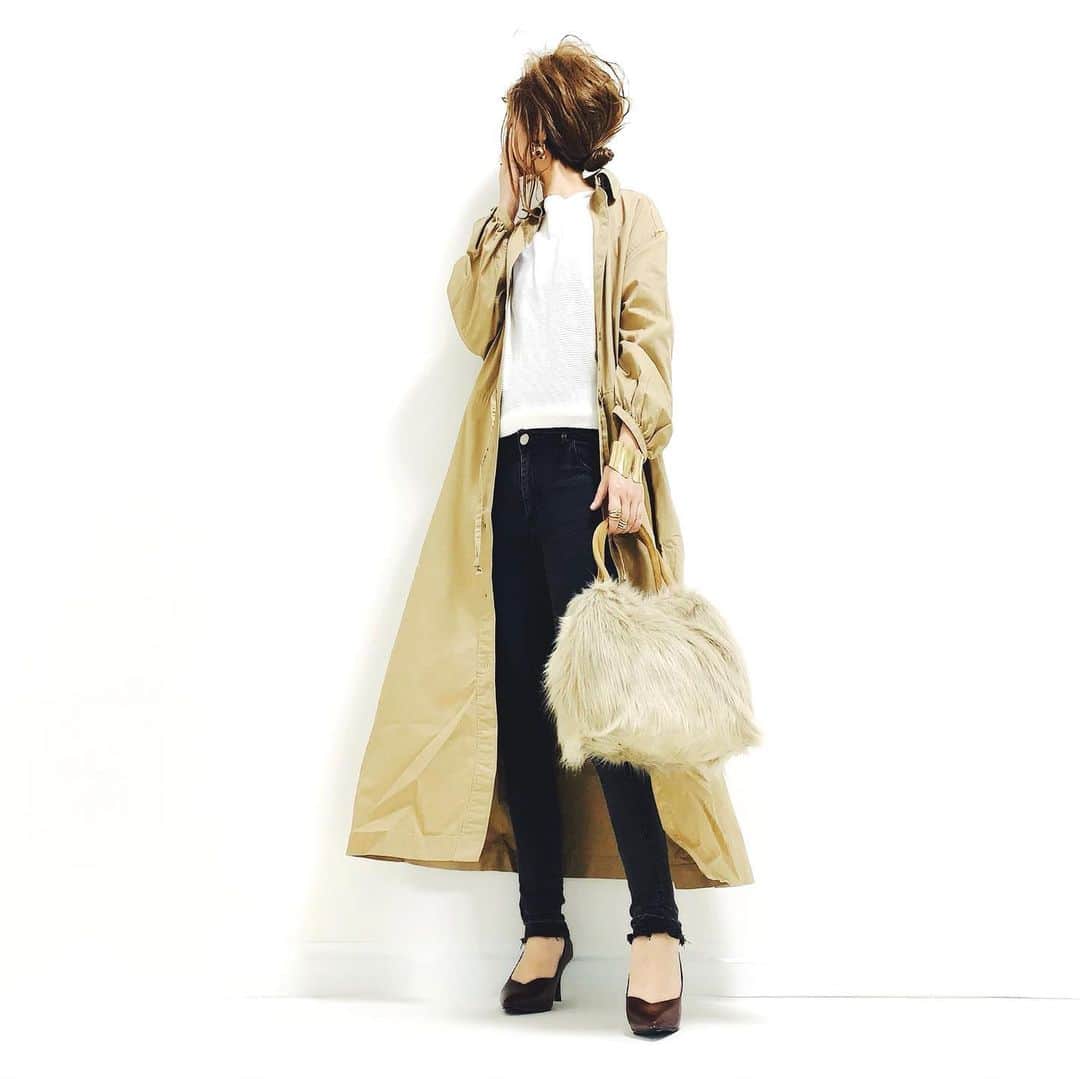 のインスタグラム：「こんばんは◡̈︎* ・ ・ 今日は #uniqlo #jwanderson コラボの #ツイルシャツワンピース をアウターで着ました⑅︎◡̈︎* ・ ・ #ファーバッグ … #boscoimport  2wayで使えて便利♡ other… @rakutenfashion ・ #magasta1912 ・ 詳しくはブログに書きました◡̈⃝︎ プロフィールから飛べます↓ @lujo0525 ・ ・  #ユニクロ #uniqloコーデ #ユニクロコーデ #みんなのguコーデ #guコーデ #gu_for_all #gustyle  #coordinate  #プチプラ #プチプラコーデ #ニット #プチプラファッション #コーディネート  #コーデ  #locari  #モノトーン #大人カジュアル  #ママコーデ #カジュアル  #uniqlo_with #シンプルコーデ  #着回しコーデ  #冬コーデ #きれいめコーデ」