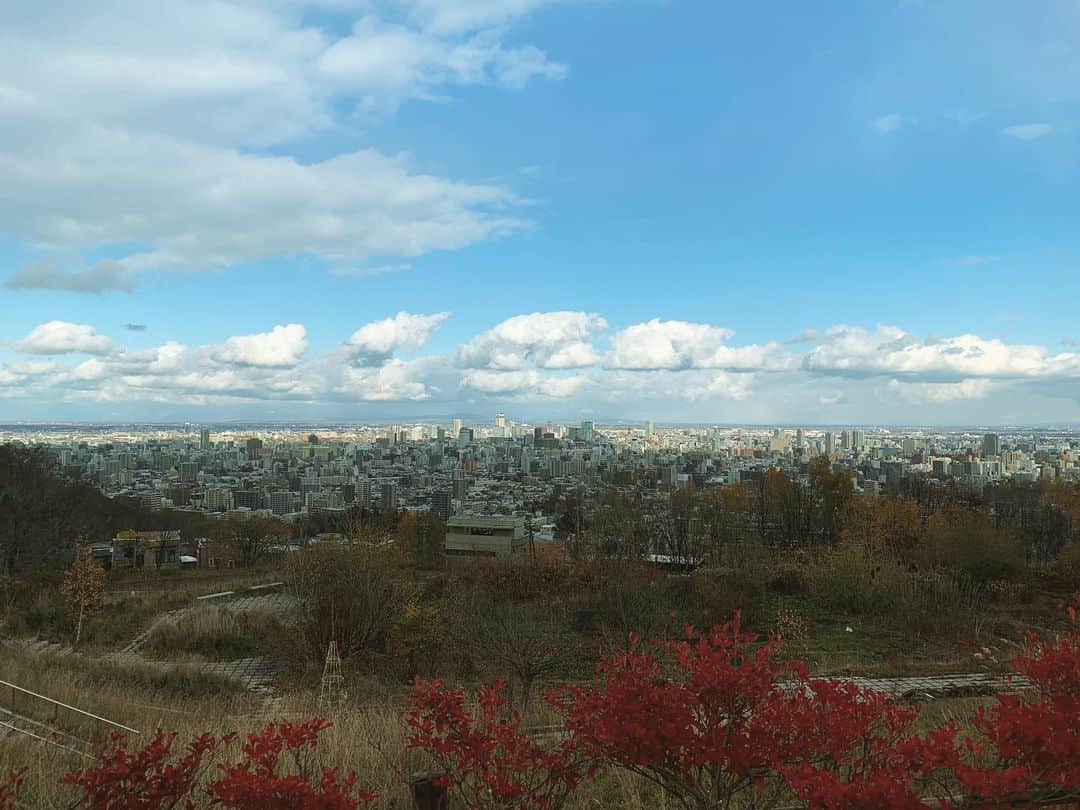 奥山レイカのインスタグラム：「雪が降る前の札幌一望🍂🍁 山の上の方はもう雪積もってますので、この写真は中腹くらい？ですかね。きっと。 #札幌 #積雪前 #ローズガーデンクライスト教会 #もう冬 #寒い」