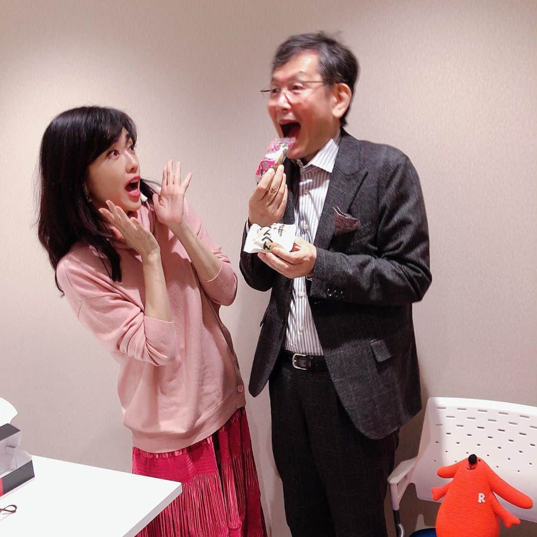 のインスタグラム：「Oh No Goto-san!! これからラジオ深夜便ビギナーズ生放送です！  #後藤繁榮　さん #nhkradio #沖縄のお土産」