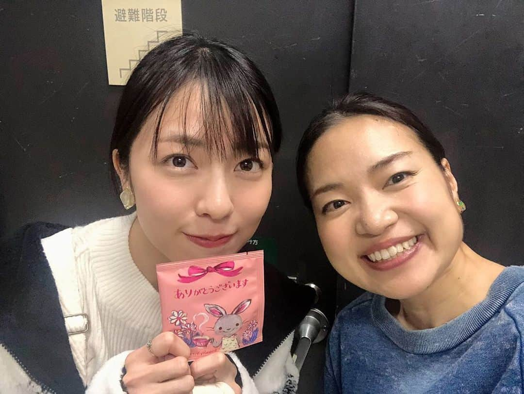 小島梨里杏さんのインスタグラム写真 - (小島梨里杏Instagram)「とかげさんっ♡♡ 変わるがわる色んな姿で出てくるとかげさん見てるだけでおもしろかった、、幼稚園児が似合いすぎ。👧🏻 . . #舞台 #地球防衛軍苦情処理係 #観劇  鴻上さんの舞台久しぶりに観られて、お会いできて楽し嬉しかったなぁ〜。そして劇中歌が良すぎて、、ん？聞いたことあるぞこの声ってなりまして、長澤知之さんですか？って聞いたらそうだったの。音楽好きだから当たると余計に嬉しい。  #長澤知之 さん #closetome ぜひ！」11月16日 23時07分 - r_riria