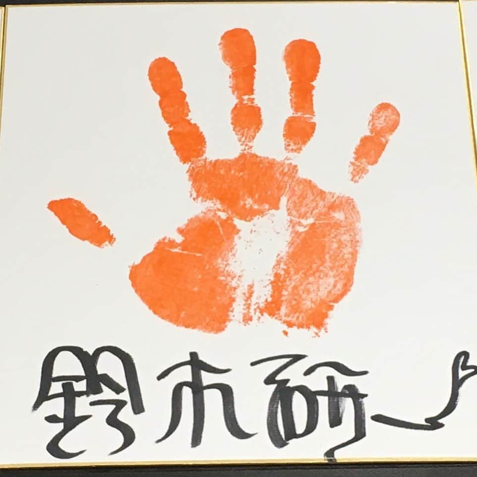のインスタグラム：「タワレコ 新宿店企画🤚✋🤚 『人間椅子名作選　三十周年記念ベスト盤』リリ－ス記念“「メンバー手形」展示”＆#応募抽選プレゼント ＜手形展示期間＞　 12月10日～12月23日 　#鈴木研一 #手形 #サイン色紙 #手形サイン色紙 #手形色紙  #タワレコ新宿 #タワレコ企画 #展示 #購入者キャンペーン #人間椅子 #直筆サイン入り色紙 #タワーレコード新宿　#3枚セットです #ベースボーカル #弘前市出身 #上智大　#ロシア語学科」