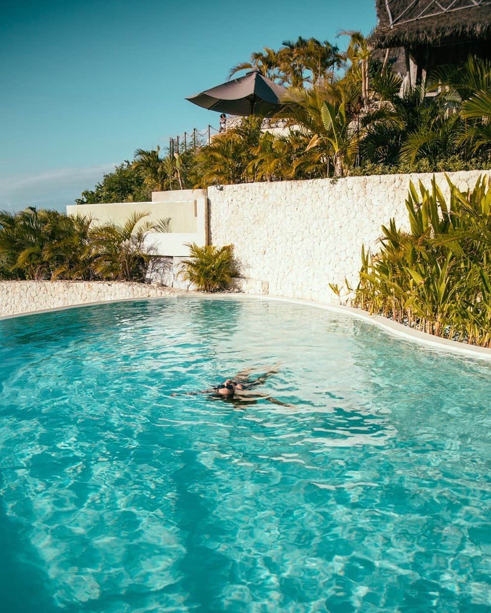 MARISのインスタグラム：「We had a private pool and jacuzzi and I got sunburn here 🌞 But I don’t care 🤷🏽‍♀️ I just love it🌴💖 ここのプールもジャグジーも貸し切り💙🚿 お水がすっごく綺麗だったよ🐠  この数年色んな経験して、人間関係も変わったり、環境も変わったり、引っ越しもたくさんしたし住む国も変わったり色々あったけどぜーんぶ勉強になったって考えれるよーなった事が今に繋がってるって振り返ってみた❤️ 今年もあと1か月ちょいか🥺❤️ 月1で海外行って半々の生活だったけど、自由に動けて楽しかった❤️ 今年中に色々準備する✨✨✨✈️ 来年がすでに楽しみ🥰🥰🥰 #mylife #bali #mystyle #bikinis #lover #travelphotography  #traveler #happiness #freedom」
