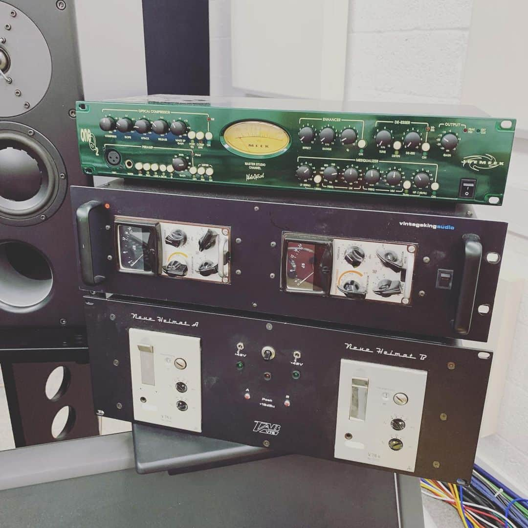 ピート・タウンゼントさんのインスタグラム写真 - (ピート・タウンゼントInstagram)「Hi-fi digital. Lo-fi cassette. Sir Peter Blake. Guitars. Keys. Stuff. How the new album was written and packaged. So excited about the drop on December 6th. I’m having a party. Might make some of it a live Instagram event. Got nothing to prove any more. . . . . . #officialthewho #polydorrecords #who #sirpeterblake #protools12 #fenderrhodes #realdrums #yamahaorgan #lowreyorgan #christmasalbum」11月16日 23時11分 - yaggerdang