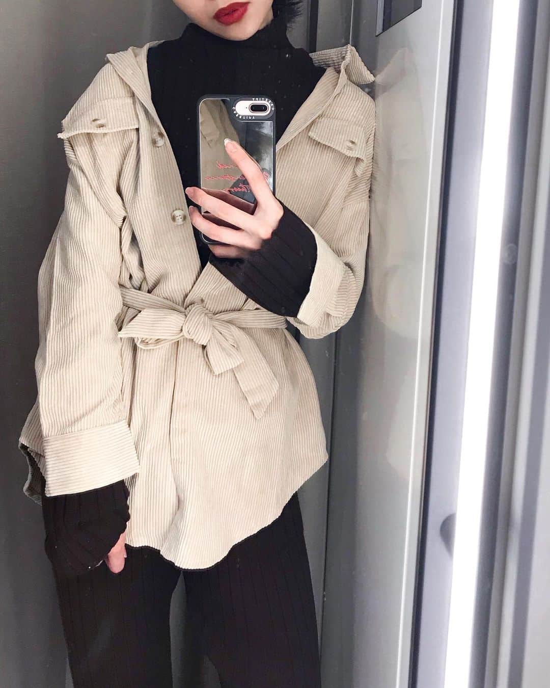 中島奈津希さんのインスタグラム写真 - (中島奈津希Instagram)「🐻🐻🐻﻿ ﻿ ﻿ ﻿ ﻿ ﻿ 久しぶりに外でお買い物したら﻿ 物欲が溢れて出てきて﻿ すぐお家に避難したよ🐻♡笑﻿ ﻿ ﻿ とりあえず﻿ かっこいい冬用のジャケットとパンツの﻿ セットアップが欲しいなぁ。﻿ それに素足にローファーで﻿ 石田純一様のように﻿ めちゃくちゃイケメンに着たい！！笑﻿ ﻿ ﻿ ﻿ というのが、﻿ 私の冬服の目標です🐻❤️🧶←﻿ ﻿ みんなは冬はどんな感じにするか決まった😍？﻿ ﻿ ﻿ ﻿ ﻿ ﻿ ﻿ 因みに今日のコーデは﻿ 前ゲットした#セットアップ に﻿ #フィフス の#ウエストマークコーデュロイシャツ 🐻♡﻿ ウエストマークしてくれるから﻿ スタイルアップしてくれるし、﻿ お尻まで隠してくれるし🍑﻿ コンプレックス女子に優しいシャツ。笑﻿ しかも、2つゲットしたら40%offクーポンだった！﻿ ﻿ ﻿ ﻿ ﻿ 極寒になる前に﻿ こういうコーデたくさんしたいなぁ🤤❣️﻿ ﻿ ☁️☁️☁️☁️☁️☁️☁️☁️☁️☁️☁️☁️☁️☁️☁️☁️﻿ #fifth#fifthtl @fifth_store #カジュアル#アウター#高身長コーデ#パンツコーデ#プチプラ#プチプラコーデ#おなつコーデ」11月16日 23時13分 - nakajima_natsuki