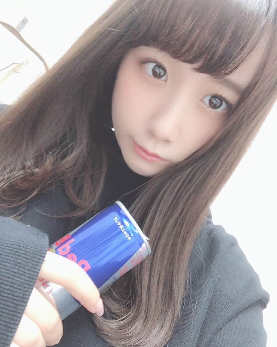 のインスタグラム：「. . 本日の撮影会もありがとうございました！ . レッドブル持ってドヤ顔キメる女😌 . 今日はちょぴっと目に不調を感じて裸眼で撮影会に臨んだけど... 目つき悪くなかったか心配😫 . 全然何ともないのでご安心を。 . . #七瀬美桜 #グラドル #グラビアアイドル #新人グラドル #撮影会 #モデル #自撮り #レッドブル #パーカー #パーカー女子 #followme」