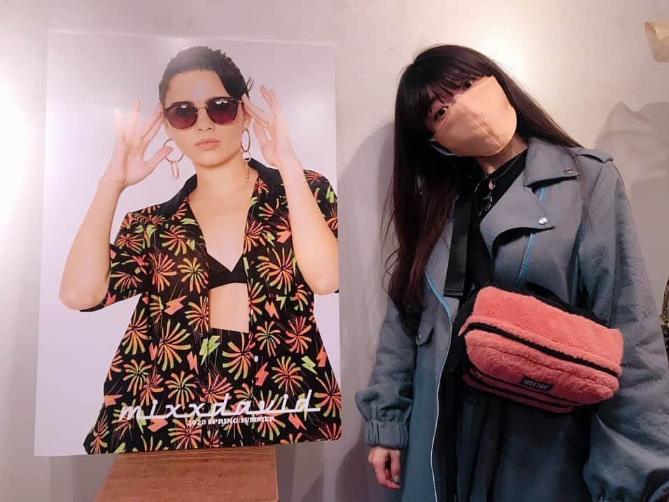 ぱいぱいでか美のインスタグラム：「mixx david展示会❤︎ ノベルティーのマスクかわいい！ ꙳ #mixxdavid #exhibition ꙳ お世話になってる方々と ワイワイ喋りつつトップスつけてきました✔︎ もう春物見てるのお洋服の世界は季節が早いや〜 ですが、現実は寒くなってきてますので やっとモコモコのカバンが使えます✌︎ これもmixx davidのですー！ ノベルティーで頂いたマスクがかわいい❤︎」