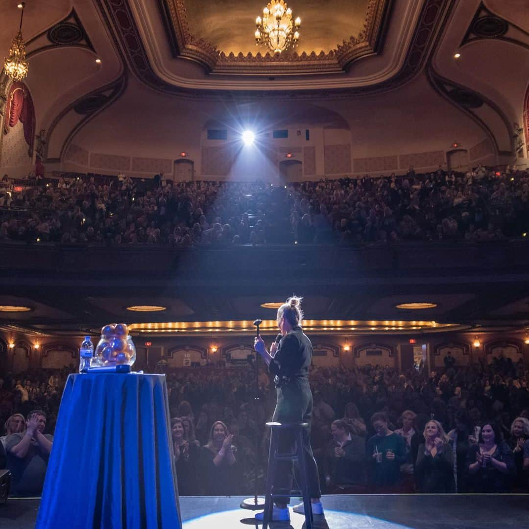 チェルシー・ハンドラーさんのインスタグラム写真 - (チェルシー・ハンドラーInstagram)「Thank you to everyone who came out in Milwaukee! My new jumpsuit is by @happyxnatureofficial and this is me talking about the time I got polio. 1st & 2nd 📸 by @briannagriepentrog」11月16日 23時25分 - chelseahandler