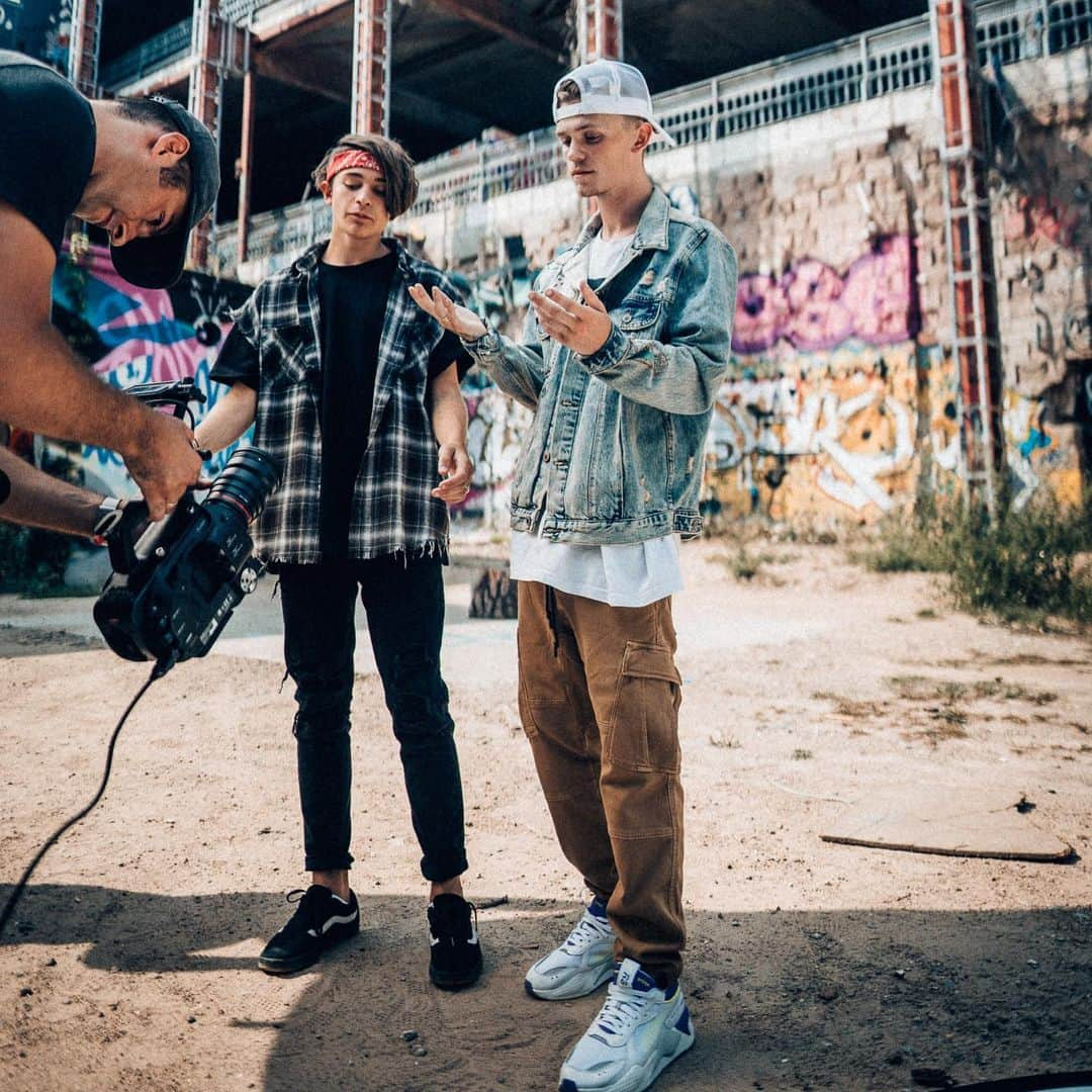 Bars and Melodyさんのインスタグラム写真 - (Bars and MelodyInstagram)「On set for the lighthouse music video 🎥 Should we drop another one this year?🤔」11月16日 23時26分 - barsandmelody