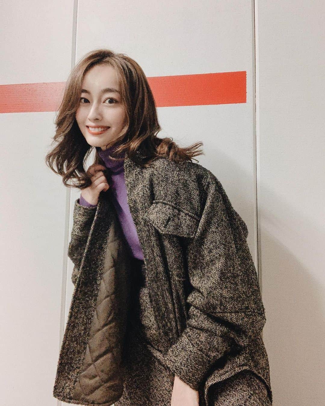 小祝麻里亜のインスタグラム：「バタバタしてしまって遅くなったけど、せっかく撮ったので🙇‍♀️ 全身コーデうまく撮れなかったので、動画←新しいこころみ笑 ． ． jacket,tops,skirt,boots→ @lagunamoon_com ． ． ． ＿＿＿＿＿＿＿ #outfit #coordinate #movieoutfits #look #lagunamoon #instafashion #셀스타그램 #얼스타그램 #코디 #스타일링 #데일리 #데일리룩 #오오티디  #きょコ #コーデ #ラグナムーン #コーデ動画」