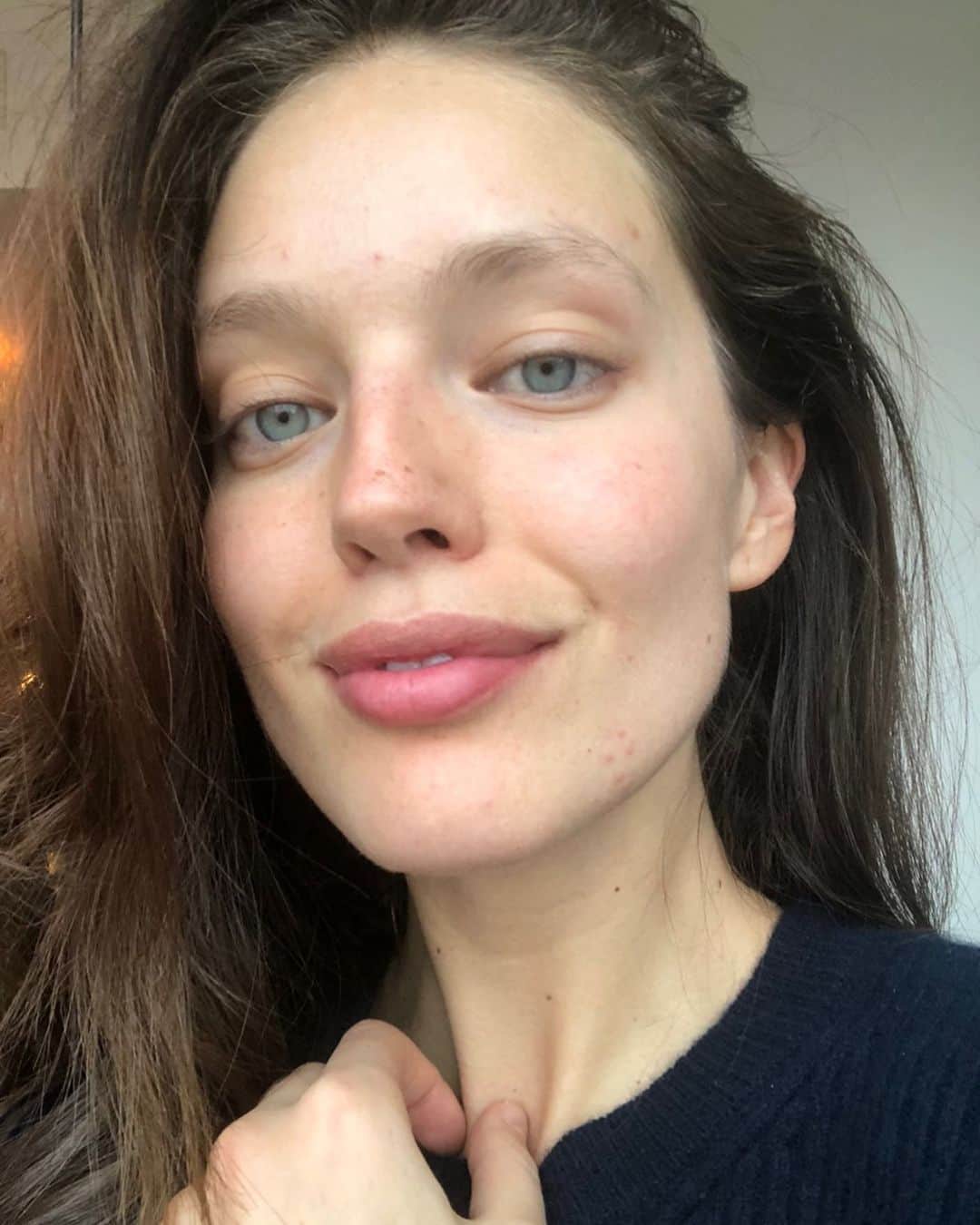 エミリー・DiDonatoのインスタグラム：「Here I am sleepy and unfiltered. We see a lot of perfectly filtered photos on Instagram so I thought I’d change it up today.  I’ve been struggling with my skin lately with baby breakouts all over my face. At first it was really bothering me and it made me realize how much my mood is affected by how my skin and body looks each day. Anyone else struggle with this? Working to feel confident and happy in my skin, no matter how it looks like when I wake up in the morning. My positive spin on breakouts is that it does make me feel like a teenager again .. which I’m into. 😂 Happy Saturday guys. ❤️ #unfiltered」