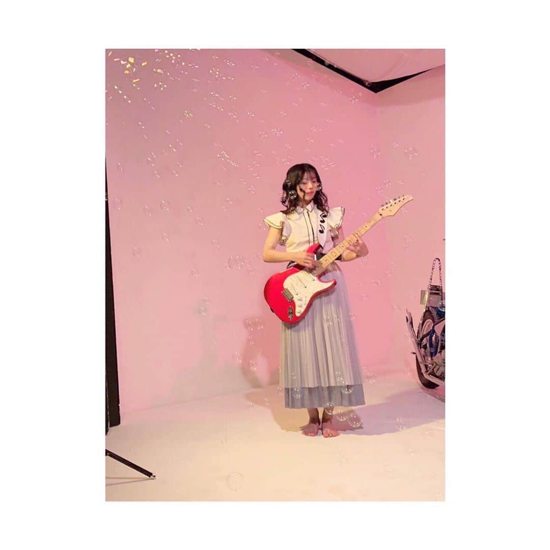 森脇加奈子のインスタグラム：「． 🎸 絵文字に似ているわたしのギター。笑 最近フォローをして下さった皆様へ…！私は普段、fleufleuというバンドでギター＆ボーカルをしております🌷 ． ． ちなみにギターはGrecoというメーカーのギターを愛用してます！！ 赤と間違えられやすいんだけど、実はパールピンクなのです☺️ ピックガードもパールでキラキラのオンリーワンの特別仕様なんだよ～～♥︎ ． ． キラキラ光るものって好きだな🐱 ． ． #guitar #Greco」