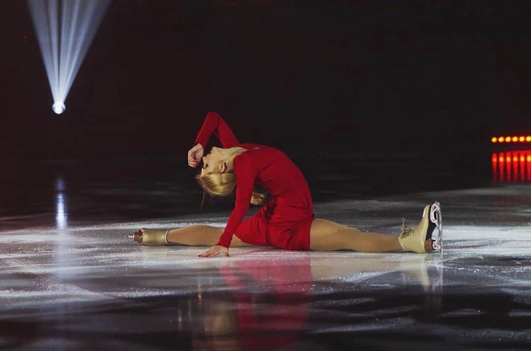 のインスタグラム：「In the spotlights 🔦🧐 #fireonice」
