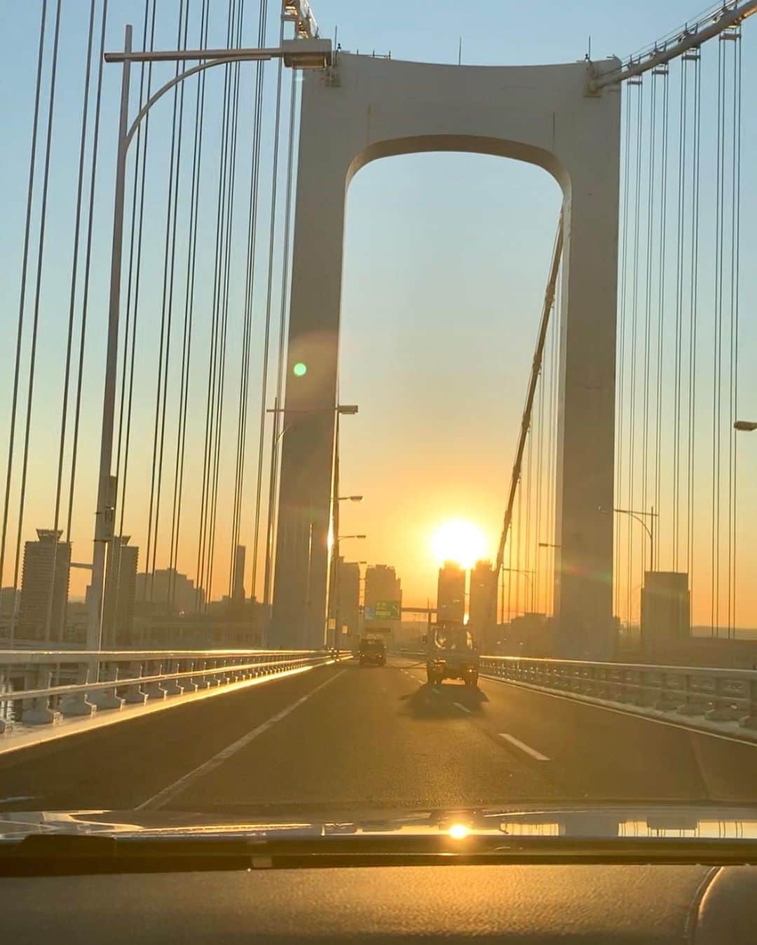 和泉佳子さんのインスタグラム写真 - (和泉佳子Instagram)「今日は、成田ゴルフ倶楽部で、仲良しの　@keiko0510 ちゃんご夫婦とゴルフをご一緒させていただきました⛳️🏌️‍♀️ . 朝6:30、ゴルフ場に向かう車中から、レインボーブリッジ越しに美しい朝焼けを眺めることができました☀️(写真2枚目) . ゴルフの朝の早起きはちょっぴり辛いけど、こんな美しい朝焼けを見るとなんだかとっても得した気分です😌💕 . 今日は、ネイビーコーディネート✨ . 11月とは思えないほどの気持ちの良い晴天に恵まれて、風も穏やかで最高のゴルフ日和でした⛳️💕 .  啓ちゃん、楽しい1日をありがとう♥️ . . . #和泉佳子 #25ans #ヴァンサンカン #エレブロガー  #ゴルフ #成田ゴルフ倶楽部 #ゴルフ女子　#ゴルフ日和」11月16日 23時41分 - yoshiko_izumi