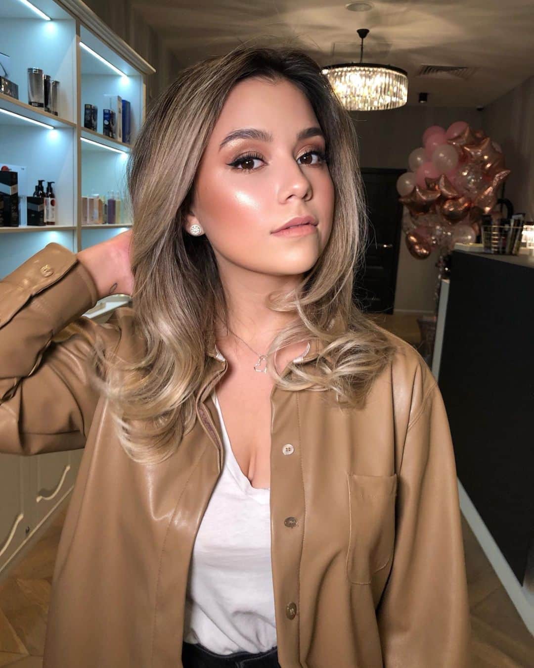 のインスタグラム：「Stop staring on me, babe💋」