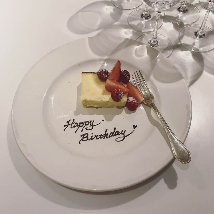 渡辺有子のインスタグラム：「スタッフから誕生日ケーキのサプライズ！あぁ、うれしい❤︎涙がでるほどうれしいなぁ。ケーキは栗ちゃんの手作り。この上なく好みでした。」
