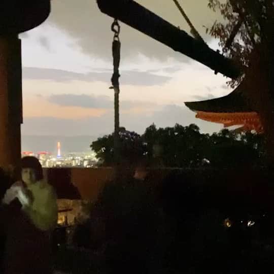 いとうせいこうのインスタグラム：「今期の清水寺ライトアップ開始の瞬間。偶然にも我々がお手伝い。」