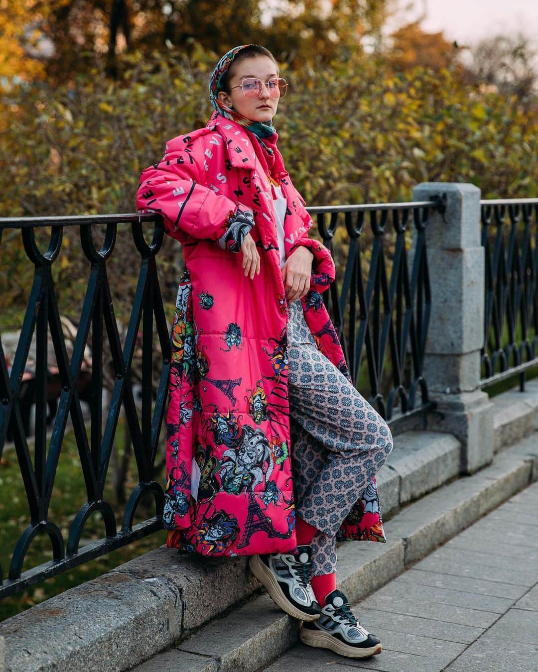 WWDジャパンさんのインスタグラム写真 - (WWDジャパンInstagram)「スナップ：ロシアの若者は“親のお下がり系”ストリート　ちょいダサがかっこいいファッション・ウイーク来場者たち﻿ ﻿ ロシアの首都モスクワで、2020春夏シーズンの「メルセデス・ベンツ・ファッション・ウイーク・ロシア（MERCEDES-BENZ FASHION WEEK RUSSIA）」が開催された。同ファッション・ウイークは他の都市と異なり、業界人でなくても登録すれば誰でも参加可能である。会場にはファッションを愛する若者が多く集結した。﻿ ﻿ パリやミラノといったファッションの主要都市では、ストリートスタイルのビッグトレンドのピークは一段落しているが、モスクワでストリートスタイルは若者にとっての定番としてタイムレスのようだ。「ゴーシャ ラブチンスキー（GOSHA RUBCHINSKIY）」や「ヴェトモン（VETEMENTS）」を彷彿とさせるワークパンツやジャージー、オーバーサイズジャケットなどが多く見られた。ファッションブランドの着用率は低く、両親から譲り受けた古着やビンテージマーケットで購入したアイテムばかり。﻿ ﻿ スナップ全151枚は @wwd_jp のストーリーまたはプロフィールのリンクから﻿ ﻿ PHOTO : ACIELLE / STYLE DU MONDE﻿ ﻿ #mbfwrussia#mbfw#fashionweek#streetstyle#стритстайл #fashionweek#Streetstyle #streetstyles」11月16日 23時50分 - wwd_jp