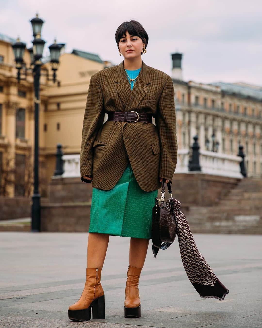 WWDジャパンさんのインスタグラム写真 - (WWDジャパンInstagram)「スナップ：ロシアの若者は“親のお下がり系”ストリート　ちょいダサがかっこいいファッション・ウイーク来場者たち﻿ ﻿ ロシアの首都モスクワで、2020春夏シーズンの「メルセデス・ベンツ・ファッション・ウイーク・ロシア（MERCEDES-BENZ FASHION WEEK RUSSIA）」が開催された。同ファッション・ウイークは他の都市と異なり、業界人でなくても登録すれば誰でも参加可能である。会場にはファッションを愛する若者が多く集結した。﻿ ﻿ パリやミラノといったファッションの主要都市では、ストリートスタイルのビッグトレンドのピークは一段落しているが、モスクワでストリートスタイルは若者にとっての定番としてタイムレスのようだ。「ゴーシャ ラブチンスキー（GOSHA RUBCHINSKIY）」や「ヴェトモン（VETEMENTS）」を彷彿とさせるワークパンツやジャージー、オーバーサイズジャケットなどが多く見られた。ファッションブランドの着用率は低く、両親から譲り受けた古着やビンテージマーケットで購入したアイテムばかり。﻿ ﻿ スナップ全151枚は @wwd_jp のストーリーまたはプロフィールのリンクから﻿ ﻿ PHOTO : ACIELLE / STYLE DU MONDE﻿ ﻿ #mbfwrussia#mbfw#fashionweek#streetstyle#стритстайл #fashionweek#Streetstyle #streetstyles」11月16日 23時50分 - wwd_jp