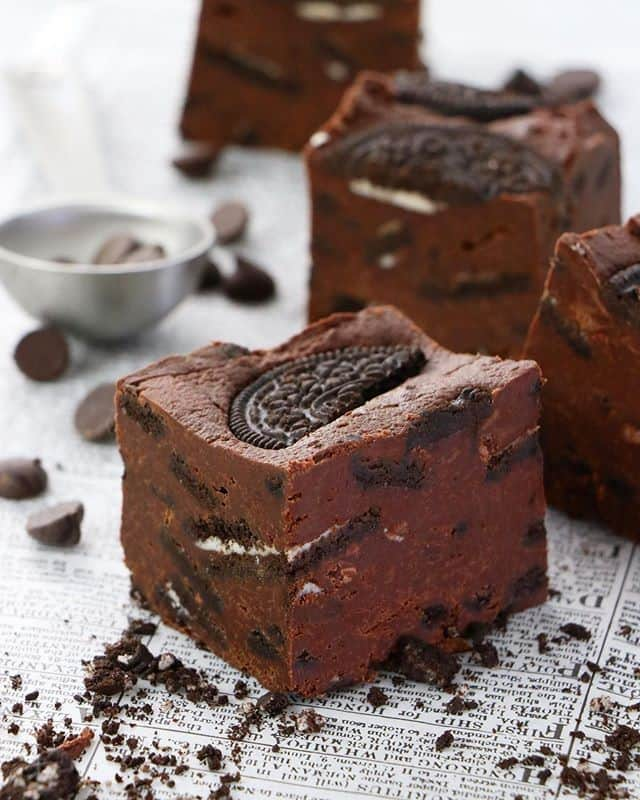 OREOさんのインスタグラム写真 - (OREOInstagram)「If our demise consisted of sinking into a pool of fudge, we'd actually be cool with that. ⠀⠀⠀⠀⠀⠀⠀⠀⠀ ⠀⠀⠀⠀⠀⠀⠀⠀⠀ Want to make this 4 ingredient fudge? @eat.drink.shrink's recipe is below 👇⠀⠀⠀⠀⠀⠀⠀⠀⠀ ⠀⠀⠀⠀⠀⠀⠀⠀⠀ Ingredients⠀⠀⠀⠀⠀⠀⠀⠀⠀ 13.5 ounces full fat coconut milk ⠀⠀⠀⠀⠀⠀⠀⠀⠀ 3/4 cup organic powdered sugar⠀⠀⠀⠀⠀⠀⠀⠀⠀ 2 bags dark chocolate chips ⠀⠀⠀⠀⠀⠀⠀⠀⠀ 1 1/2 cups chopped OREO cookies ⠀⠀⠀⠀⠀⠀⠀⠀⠀ ⠀⠀⠀⠀⠀⠀⠀⠀⠀ Instructions⠀⠀⠀⠀⠀⠀⠀⠀⠀ - Line an 8x8 inch square pan (or a loaf pan for larger bars) with parchment paper. ⠀⠀⠀⠀⠀⠀⠀⠀⠀ - Place the chocolate chips in a large bowl.⠀⠀⠀⠀⠀⠀⠀⠀⠀ - Open the can of coconut milk. If you have a lot of excess fluid, toss about half of it and be sure to keep all the solid coconut. Place the coconut milk in a sauce pan over low heat. As it starts to steam a little, begin to sift in the powdered sugar and whisk to combine. Don't overheat the mixture or bring to a boil.⠀⠀⠀⠀⠀⠀⠀⠀⠀ - Pour the steamed coconut milk over the chocolate chips and continue to whisk until fully melted. 2-3 minutes.⠀⠀⠀⠀⠀⠀⠀⠀⠀ - Quickly fold in the chopped cookies and combine - the mixture will start to firm. ⠀⠀⠀⠀⠀⠀⠀⠀⠀ - Pour into the prepared pan and spread out evenly with a spatula. Top with additional cookies. Allow fudge to cool for about 30 minutes at room temperature, then cover and place in the refrigerator for two hours or until the texture of the fudge is firm. ⠀⠀⠀⠀⠀⠀⠀⠀⠀ - Once set, remove from fridge, allow to come to room temperature. Remove the fudge from the pan and slice into squares. You can store covered at room temp, or in the fridge if desired!」11月17日 0時01分 - oreo