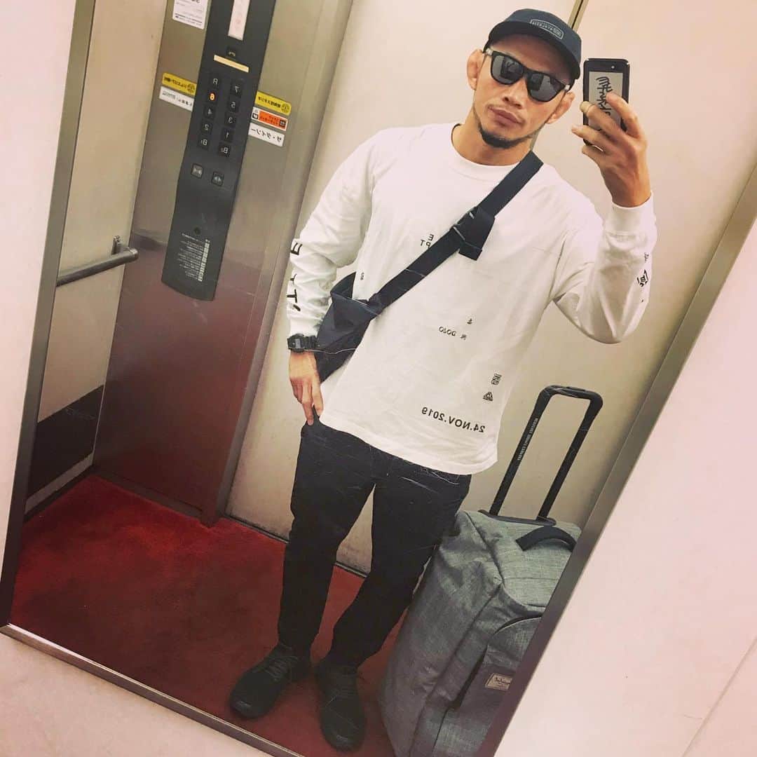 宇野薫のインスタグラム：「UNODOJOとトレーニング終了  #unodojo #caoluno #unocaolshowten #onehundredathletic #100athletic  #100A #newerajapan #adidasultraboost #oakleyfrogskins #herscheljapan  #porter #shooto1124  #宇野薫　 #宇野薫のテーマがありすぎコーディネート」