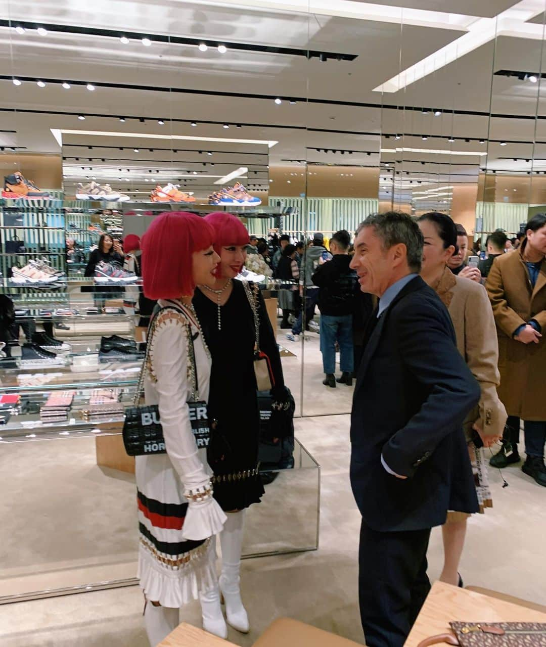 AYAさんのインスタグラム写真 - (AYAInstagram)「BURBERRY GINZA🌹 オープンおめでとうございます！ #burberryginza  #Burberry #BurberryGeneration @Burberry @Riccardotisci17」11月17日 0時06分 - ayaxxamiaya