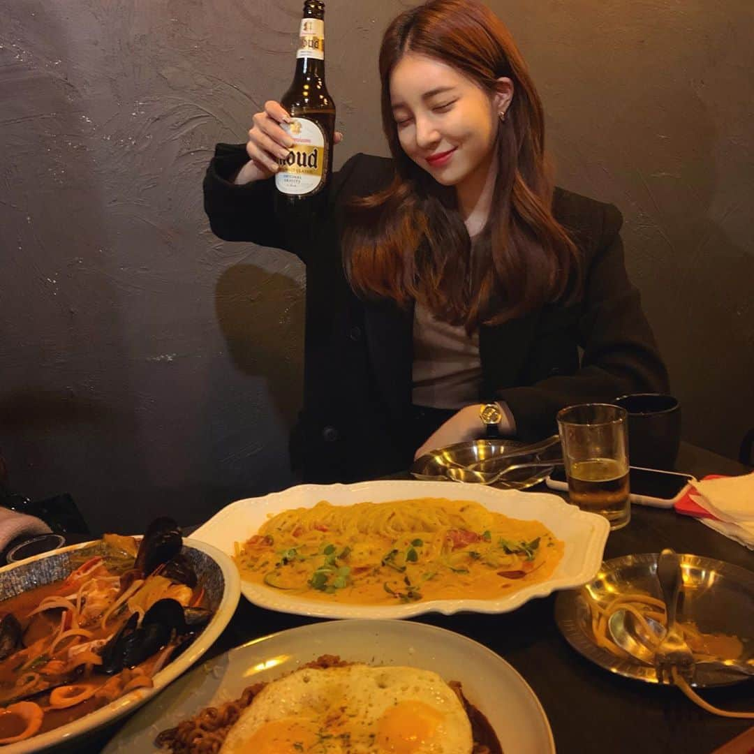 カン・ヘヨンさんのインスタグラム写真 - (カン・ヘヨンInstagram)「난 뮤조건 맥주 러버🍺 #제비둥지 드됴 왔다💕 열심히 일하는 동생들 #맛집 #술집 #핫플 방문!  안주 죤맛탱!!!!!!!!!!! 진짜 열심히해서 예뻐요〰️👍🏼 맛있는 안주랑 술 땡길때 많이 많이 와주쉐요. 진짜 맛있거든요🍽🍻 #신사동 629-1번지입니다🥰 #망두한끼」11月17日 0時08分 - mangdoo_noona