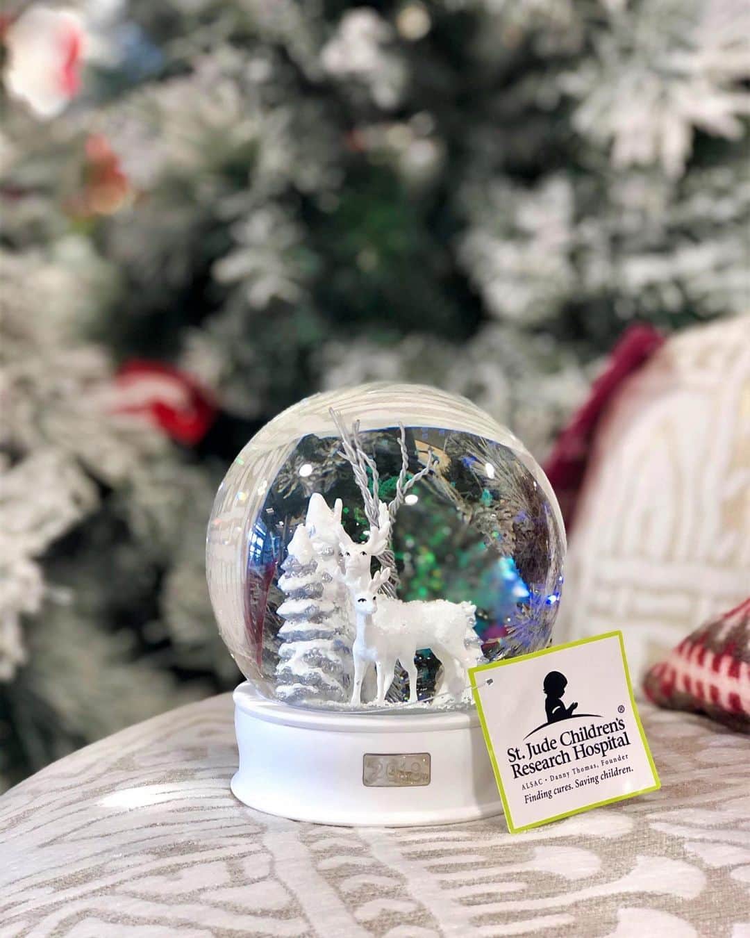 HomeGoodsさんのインスタグラム写真 - (HomeGoodsInstagram)「This holiday season, we’ve partnered with @stjude in the fight to end childhood cancer. Purchase one of our four limited edition snow globes at your local HomeGoods, with 50% of the proceeds benefitting St. Jude, from now through December 18 or while supplies last ❄️」11月17日 0時21分 - homegoods