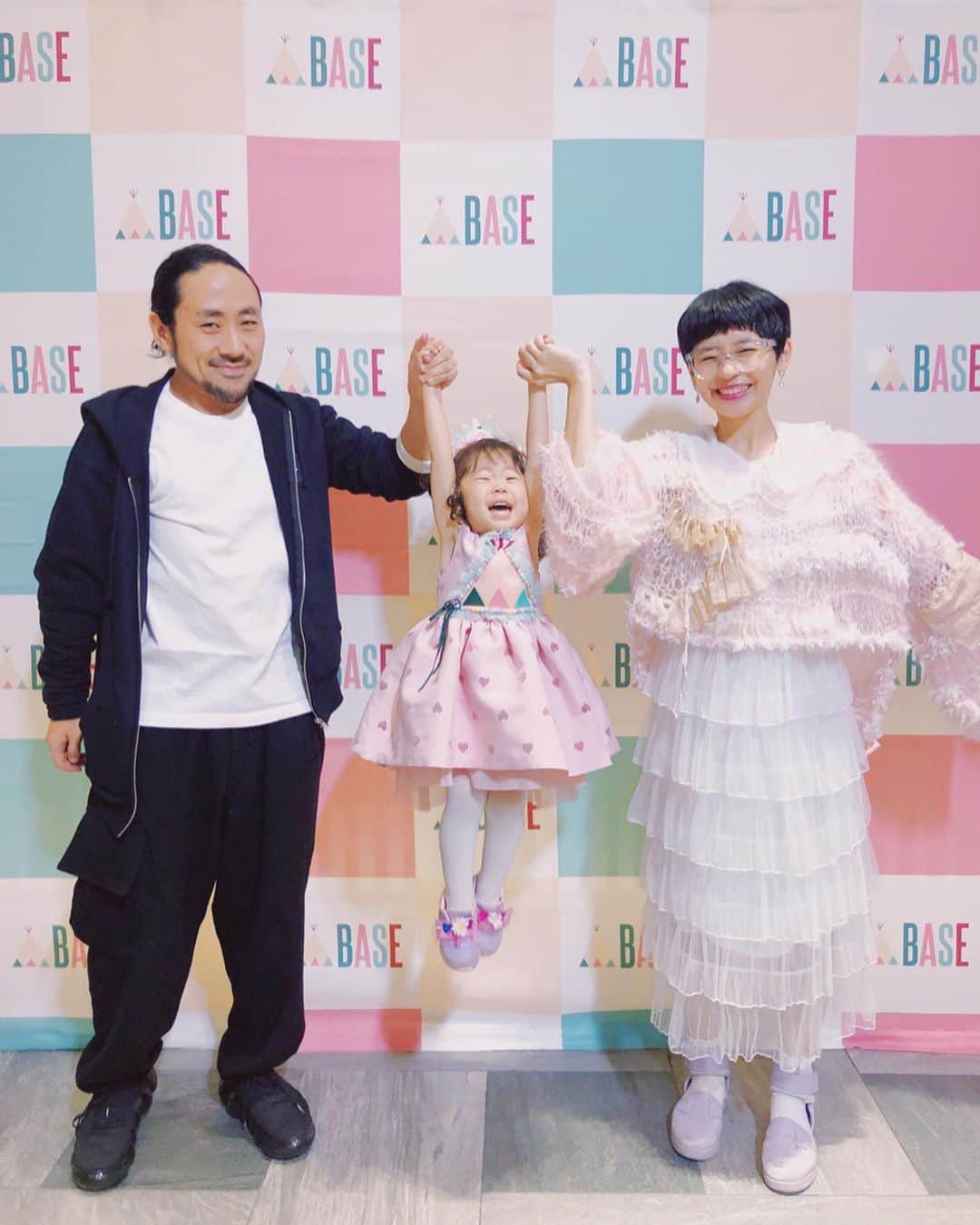 サオリリスのインスタグラム：「おめでとうございます💖💖💖 BASE @baseec 上場🔔🎉✨ ・ 上場のセレモニーでは、鶴ちゃん @0q7 に大切な鐘の第一打を打たしてもらったゲゲ。その光景から二人のこれまでを感じて、私も胸を打たれた。 ・ 私は、いつも互いを尊敬して想い合う二人の特別な関係が大好き。二人が二人でいるのを見るのがとても好き。鶴ちゃん、本当にいつもありがとう。 鶴ちゃんがいてくれるから、私はゲゲより先に死ねるなぁといつも思う。全部鶴ちゃんに押しつけて、できればそうするつもり。 ・ たくさんの人と愛で満ちたパーティーには、きっかも一緒に参加した。少し前から密かにBASEのロゴ入りのドレスを(リメイクだけど)用意してた。きっかも喜んで着てくれて、フォトブースでは「べーすのおひいしゃまよ♡」とポーズをとってた。 ・ 360度ぐるり幸せな日だった。」