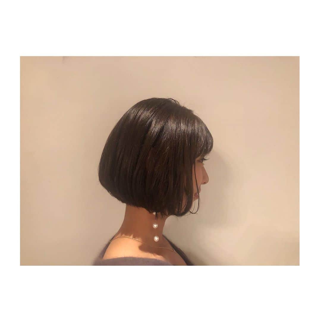 白戸ゆめのさんのインスタグラム写真 - (白戸ゆめのInstagram)「after✂︎ . ばっさり！ 30センチも切っちゃいました😂 賛否両論あると思いますが笑 マフラーさんに首は守ってもらいます🧣 これが白戸流の冬の過ごし方です☃️❄️ . #hair #cut #ショートボブ #冬に短くする is #おしゃれ #そう言い聞かせて毎年冬に切る」11月17日 0時23分 - yumeno.s_