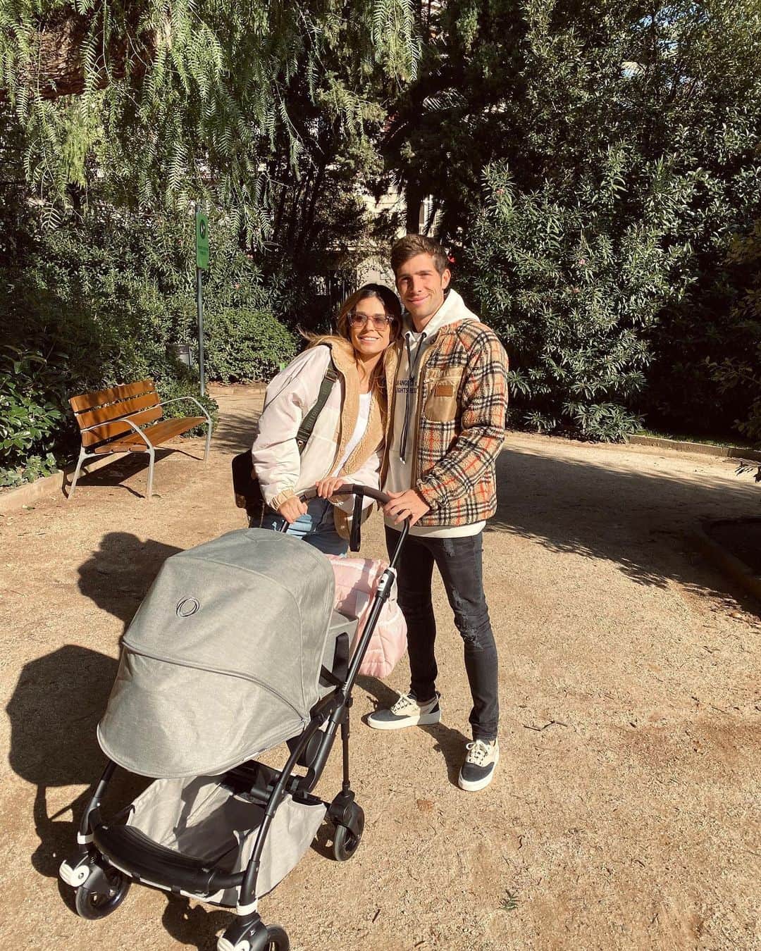 セルジ・ロベルトのインスタグラム：「Family ❤️🙌🏼✋🏼」