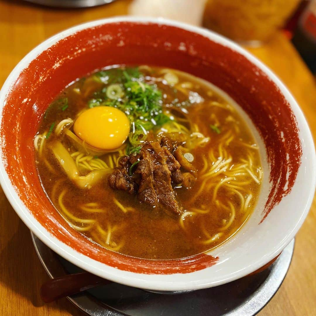 新田朝子さんのインスタグラム写真 - (新田朝子Instagram)「初、徳島ラーメン。生卵を溶いていただく、醤油豚骨は甘味があり、濃厚。だけど、けしてしつこくない。飲んだ〆にもぴったりで、午後11時の店内も賑わう人気店。しかもお値段なんと500円代。最高です❤️ . #ラーメン #シメのラーメン #豚骨醤油 #徳島ラーメン #麺王 #深夜ラーメン #ラーメン女子 #ラーメン好きな人と繋がりたい #ramen #japanesefood #noodles #🍜 #🍺」11月17日 0時31分 - asako.nitta