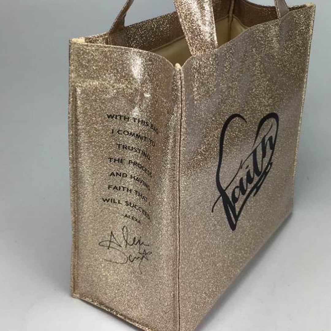 アレクサ・シメカさんのインスタグラム写真 - (アレクサ・シメカInstagram)「Hi friends!  EXCITING NEWS! Today I am launching my first, one of a kind, tote bag! I love a little sparkle in my life and with this bag you can too! These bags are perfect for carrying your guards, music, tissue, pads, and anything else you like to bring onto the ice with you. Gold and Silver are available now! Learn more about my product by checking out my NEW website in my bio. Order fast while supplies last! (Orders can be made through my website.) 👛💕⛸ 📸 @edgesofglory #skatebag #tote #oneofakind #scimeca #knierim #sparkles #sparkletote #faith #iceskating #figureskating #accessories」11月17日 0時34分 - alexa_knierim