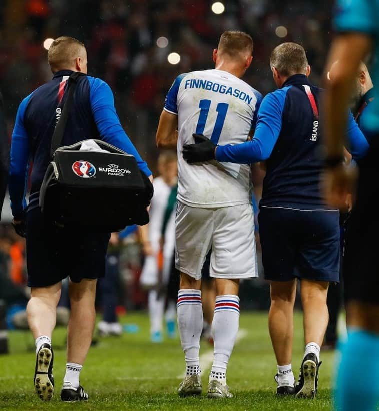 アルフレズ・フィンボガソンのインスタグラム：「The result on Friday was a big disappointment for us, to get injured made it an even more bitter evening. My recovery has already started and I will work harder than ever to get back asap on the pitch doing what I love to do! Even after the worst storms, the sun will shine again 😎💪」