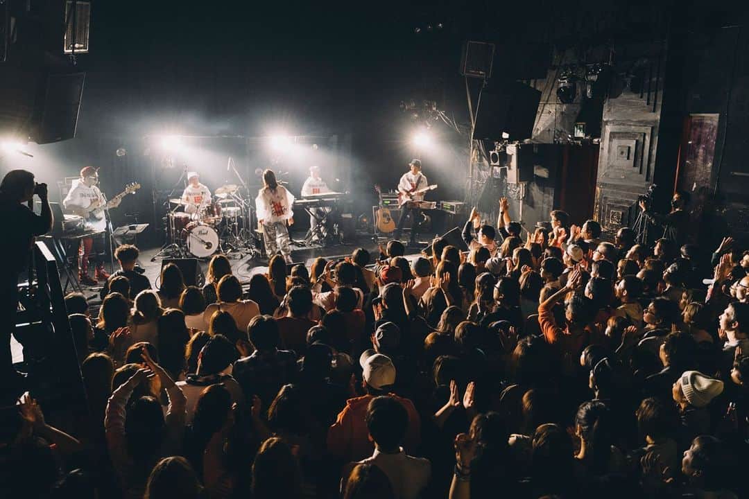 NAUGHTY BO-Zのインスタグラム：「ツアーファイナル東京。 . 無事に全公演が終了しました。 . バンドでワンマンは何度もやってるけど、初めてツアーとして全国を回りました。 . 昔からいつか地方のみんなにも"生の音の素晴らしさ"を届けたいなってずっと思っていて。 . 「その"いつか"は自分たちで実現しないといつまでも来ない」 . そう決心して今年は実現させました。赤字覚悟で(笑) . 僕らメンバーの熱量と、客席のみんなの熱量がまさに一体となって作り出せた空間は本当に幸せでした。 . 新旧織り交ぜたセットリストをバンドで演奏すると、不思議と時代を超えるんですよね。 . たった4箇所だったし移動も過酷でバンドメンバーにもたくさん苦労をかけたからこそ、"いつかまた"もっともっと良い形でツアーがやりたい。 . それを目標にまた今日から頑張ります。 . みんな本当にありがとう☺️ . #MAYS #TOUR2019 #THISISLIVE #ありがとうございました」