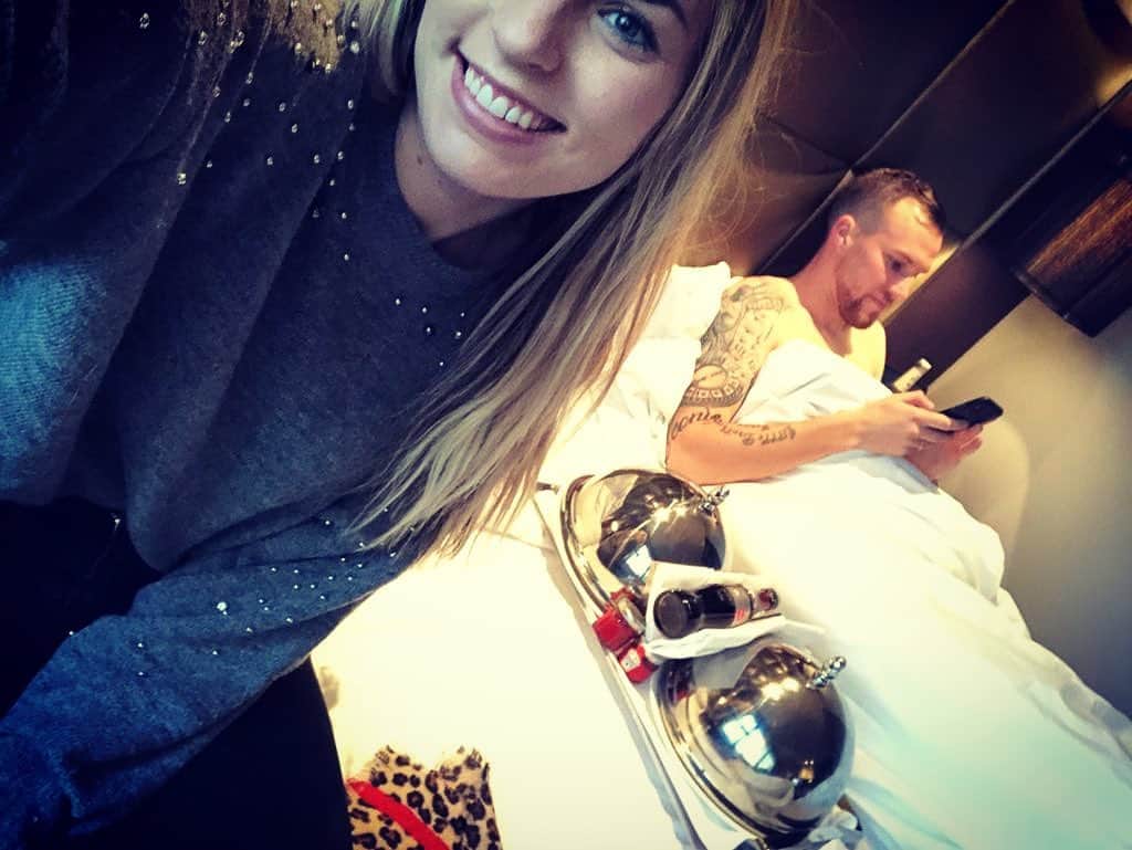 ケヴィン・グロスクロイツのインスタグラム：「Grüße aus Frankfurt 👊🏻💪🏻❤️ #roomservice #eckihatgeburtstag #wirwarten #aufjetzt #fische #isso」
