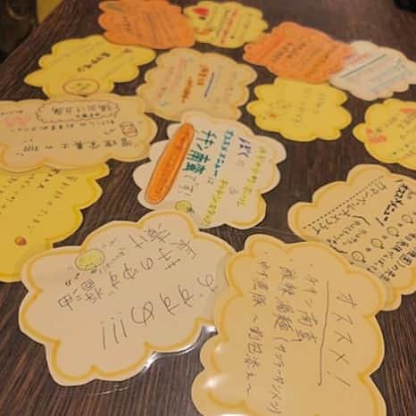ゆずの小町 紙屋町店のインスタグラム：「.﻿ ﻿ 本日もたくさんのご来店﻿ ありがとうございました ☺︎﻿ ﻿ やっと 、やっと 作りました ！﻿ スタッフオリジナル名札 📛﻿ ﻿ おすすめも書いてあるので﻿ よかったら 見てくださいね ♩﻿ ﻿ ﻿ ﻿#ゆずの小町 #広島グルメ #食べ飲み放題 #広島居酒屋 #個室 #カップル #女子会 #新年会 #宴会 #記念日 #デート #飲み会 #ゆず #いいね返し #コズミックダイナー #そろそろスタッフ紹介始めようかなと #すてきなスタッフ勢揃い #そんなゆずの小町で一緒に働いてくれる仲間募集中 #みんななかよし #もはや大家族 #忙しくても何でか楽しいんだよなあ」