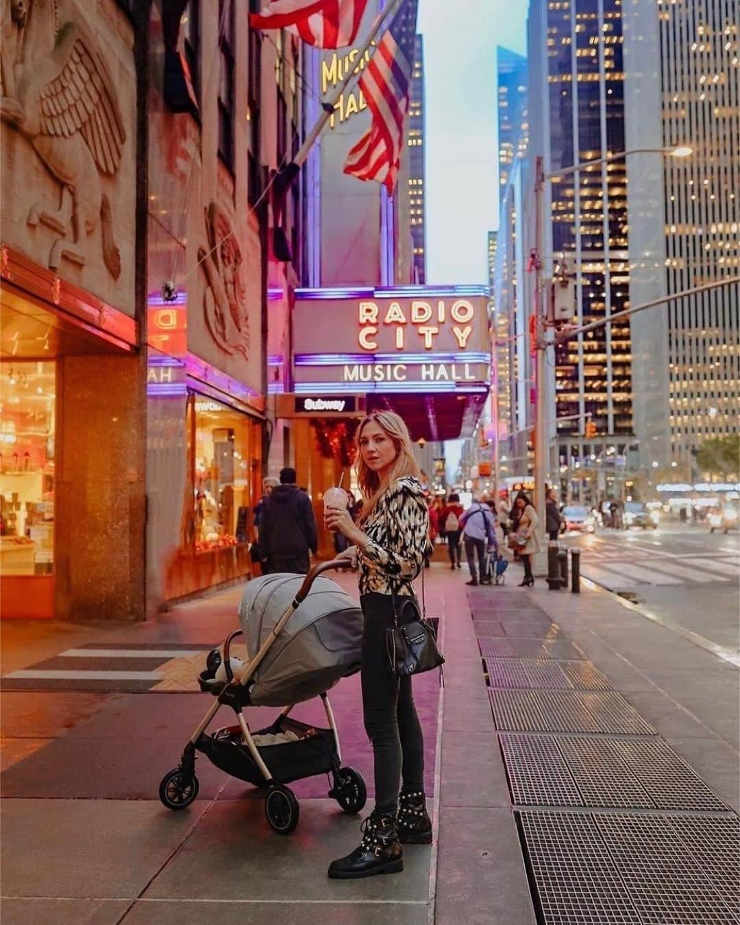 nunaさんのインスタグラム写真 - (nunaInstagram)「Perfect Fall weather calls for fun adventures with our TRIV™ 📸 : @lola_rossi_ is looking super cool and #stylish with our new TRIV stroller in the streets of #NYC 💕 *TRIV shown in Frost . . . . . #Nuna #NunaXSQ #stroller #NunaTRIV #radiocity #babygear #newbornessentials #babymusthaves #travelstroller #compactstroller  #travelmom #travelwithkids #travelwithbaby #fashionmom #momstyle #stylemom #coolmom #coolmomclub #momfashion #momstyle #mommyandme #momsofinstagram #strollers #strollerbaby #babystroller #babiesofinstagram」11月17日 1時00分 - nuna_usa