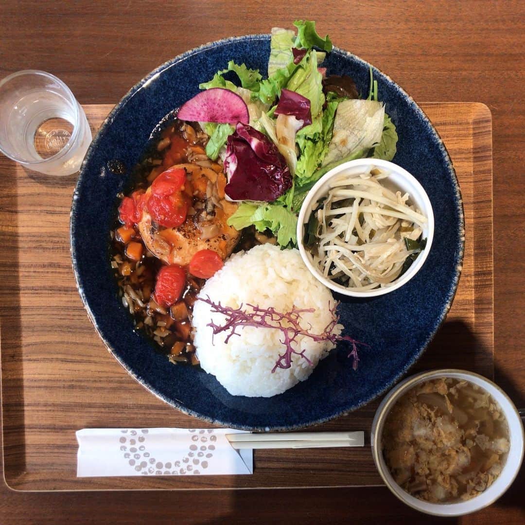 のインスタグラム：「移動が多くランチは1人でサクッと済ますことが多いです。昨日は初めてSONOKOカフェでヘルシーランチをいただきました。 #sonoko #sonokosuzuki」