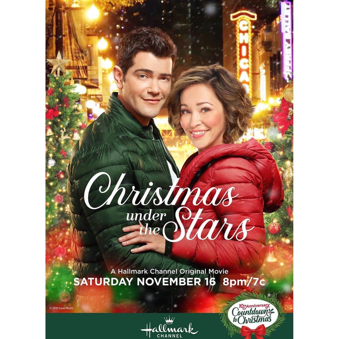 オータム・リーザーのインスタグラム：「Premieres TONIGHT on @hallmarkchannel!! 🌟 #christmasunderthestars  #puffycoats #socozy #hallmarkchristmasmovies @realjessemetcalfe @1storiginal_clarke_peters  @anthonyjbolognese 🎄」