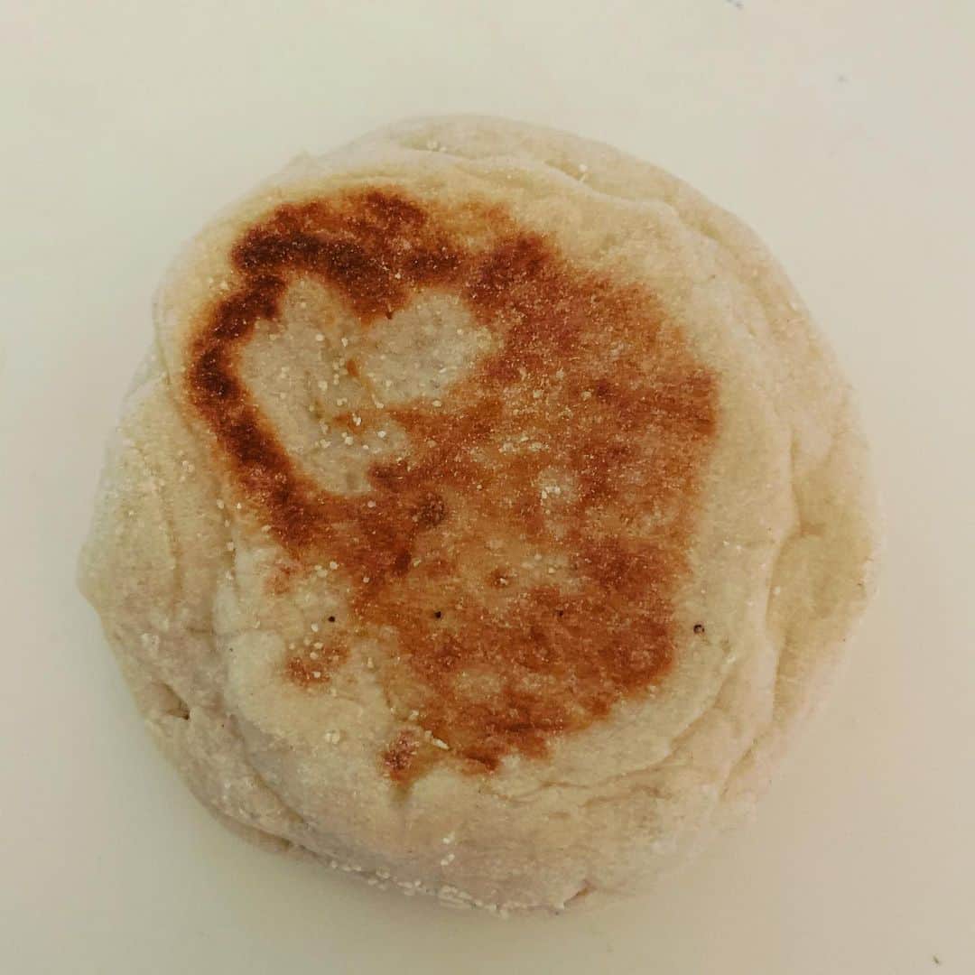 リー・トンプソンさんのインスタグラム写真 - (リー・トンプソンInstagram)「I found a heart on my English muffin. Sign? I think yes. #heartonenglishmuffin #love #breadlove  I hope your Saturday has small signs of unexpected joy」11月17日 1時11分 - lea_thompson