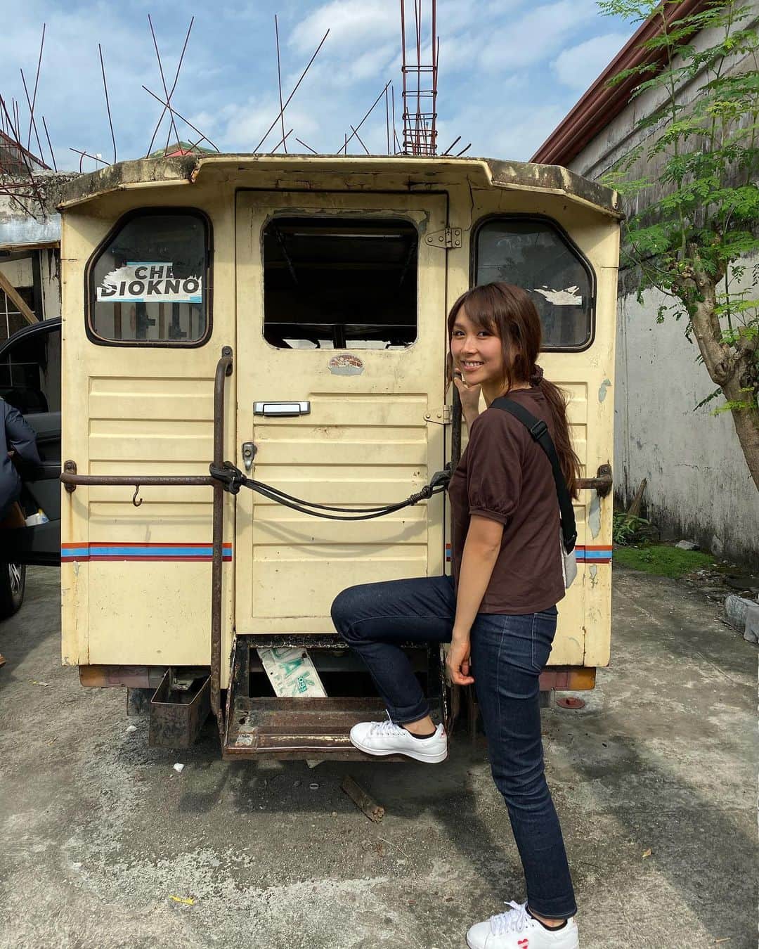小池ジョアンナのインスタグラム：「８年振りに、第二の故郷フィリピンに来ました🇵🇭✨ 私が生まれる前からずっと変わらずある家の車は、もうボロボロだけどまだまだ現役でした。  大好きな場所。 大好きな人達が沢山いる大切な場所。  街も人も、絶えず色んなことが変わっていくけど、私は変わらず此処を愛してる。  #philippines🇵🇭 #bahay #mycar #ilovephilippines」