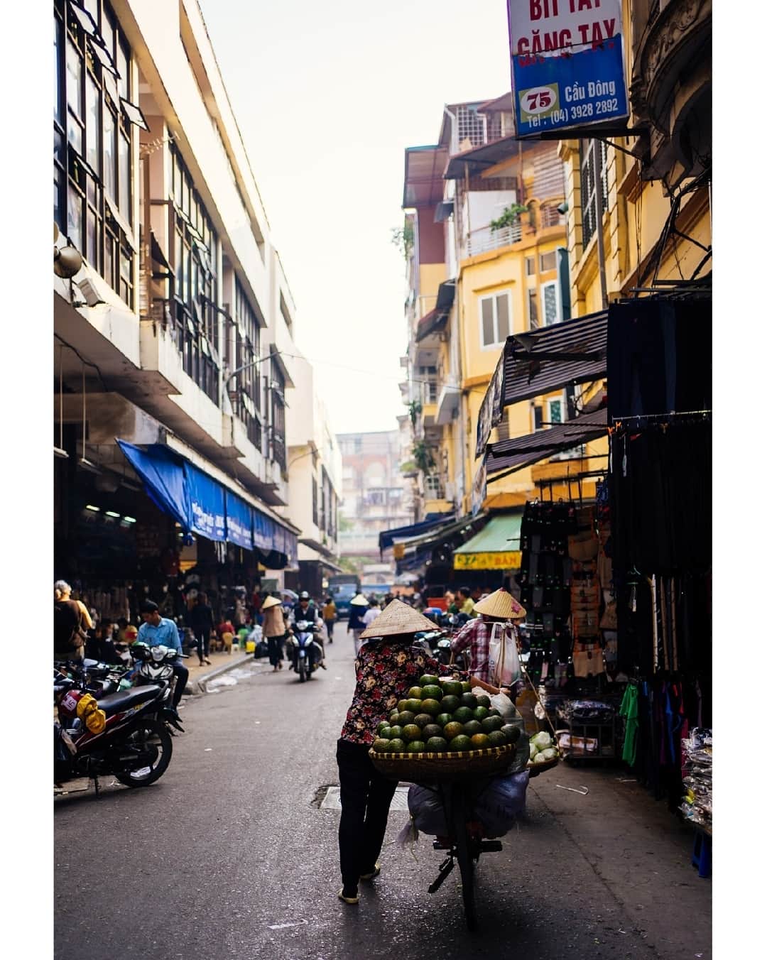 VuTheara Khamさんのインスタグラム写真 - (VuTheara KhamInstagram)「Street Vibes in Hanoi, Vietnam (2019) . It's a selection of pictures taken my last morning in this city, focus on street scenes and at night market. . @cfavoyages #cfavoyages」11月17日 1時27分 - vutheara