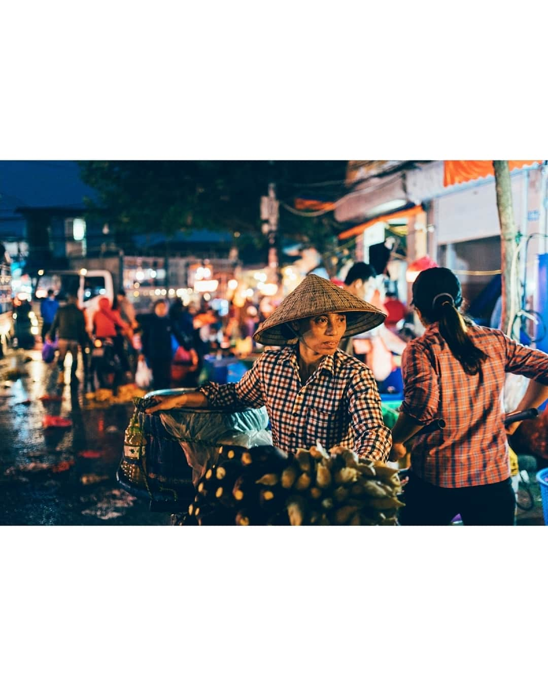 VuTheara Khamさんのインスタグラム写真 - (VuTheara KhamInstagram)「Street Vibes in Hanoi, Vietnam (2019) . It's a selection of pictures taken my last morning in this city, focus on street scenes and at night market. . @cfavoyages #cfavoyages」11月17日 1時27分 - vutheara