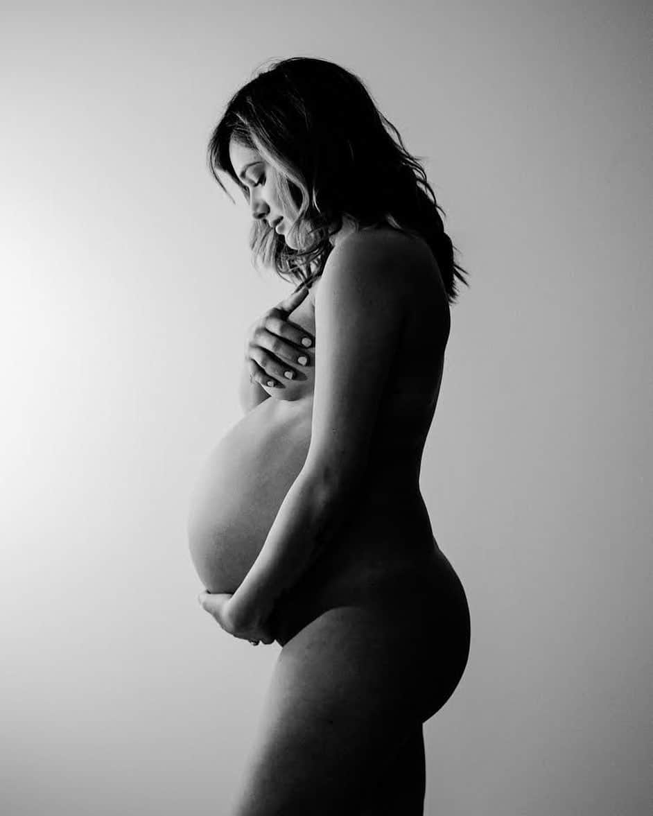 チャチー・ゴンザレスのインスタグラム：「Happy due date to me and baby girl. I can’t believe she’s almost here. I’ve been so in love with how my body has changed and so incredibly surprised of what I’ve been capable of. Pregnancy has truly been such a beautiful experience...even with all the puking. Come out soon Princess Batman...mommy, daddy and the pups are ready ❤️ #40WeeksPregnant 📸: @annianastasia」