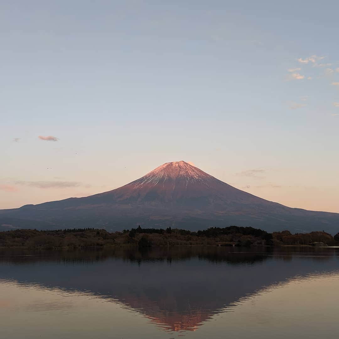 江本悠滋さんのインスタグラム写真 - (江本悠滋Instagram)「日本のシンボル😉 空からの景色と陸からの景色 何にでも普段よりすごく美しく見える『時』がある。 #fuji #富士山　#田貫池」11月17日 1時48分 - emoto_yuji